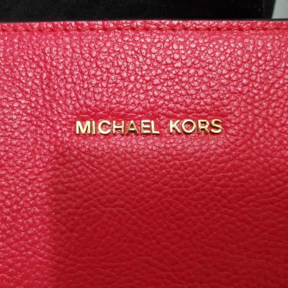 Michael Kors LG Red Pebbled Leather Tote Handbag Gold Lock Charm. F-103. - Picture 4 of 12